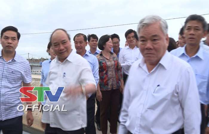 Thủ tướng tham quan trang trại nuôi tôm của công ty TNHH Khánh Sủng