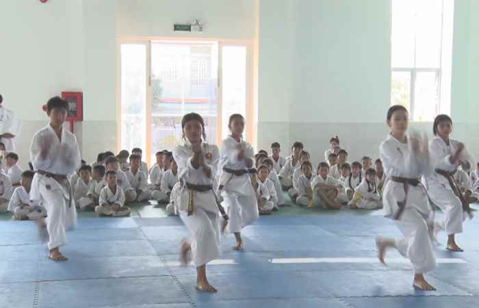  Vĩnh Châu: Tập huấn, thi thăng đai các cấp môn Karate  