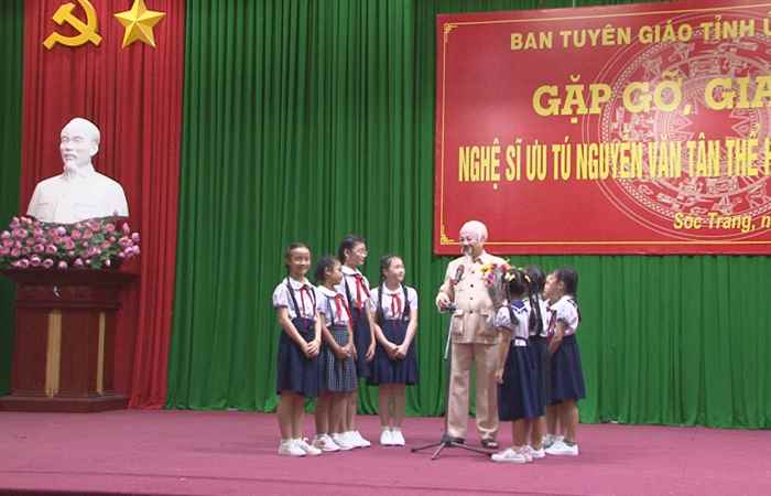 Buổi gặp gỡ, giao lưu Nghệ sĩ ưu tú Nguyễn Văn Tân thể hiện hình tượng Bác Hồ