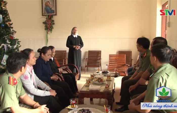 :   Đoàn công tác của Công an tỉnh Sóc Trăng chúc mừng lễ Giáng sinh đồng bào Công  giáo