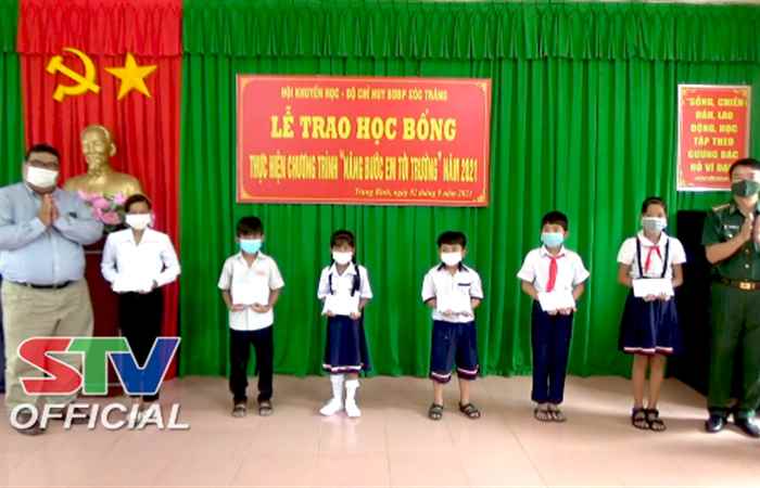 200 suất học bổng được trao cho học sinh nghèo khu vực biên giới biển  