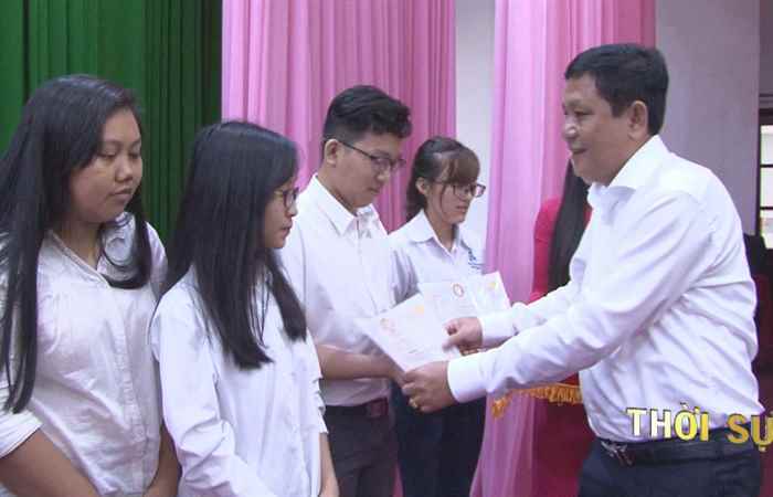 226 sinh viên Sóc Trăng vượt khó học tốt nhận học bổng Lương Định Của  