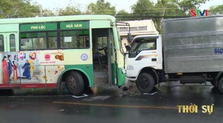 Sóc Trăng: xe Buýt gây tai nạn liên hoàn
