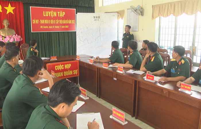 Ban CHQS huyện Mỹ Xuyên luyện tập chỉ huy, tham mưu 1 bên 1 cấp trên bản đồ
