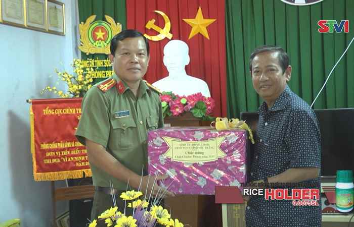 Ban Dân tộc thăm và tặng quà cho cán bộ hưu trí, gia đình chính sách và Phòng PA88 – Công an tỉnh