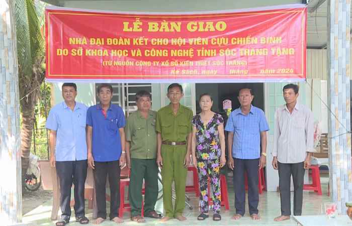 Bàn giao 2 căn nhà cho hội viên cựu chiến binh nghèo xã Ba Trinh