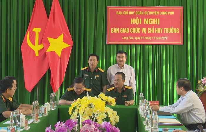 Bàn giao chức vụ Chỉ huy trưởng Ban Chỉ huy quân sự huyện Long Phú