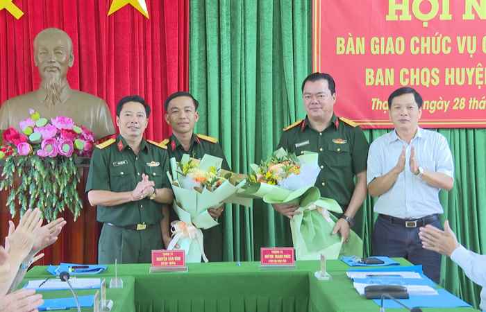 Bàn giao chức vụ Chỉ huy trưởng Ban Chỉ huy quân sự huyện Thạnh Trị