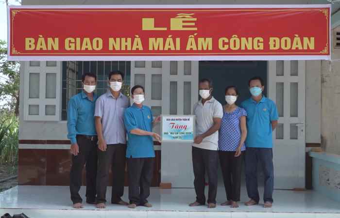 LĐLĐ huyện Trần Đề bàn giao Nhà mái ấm Công đoàn cho công đoàn viên 