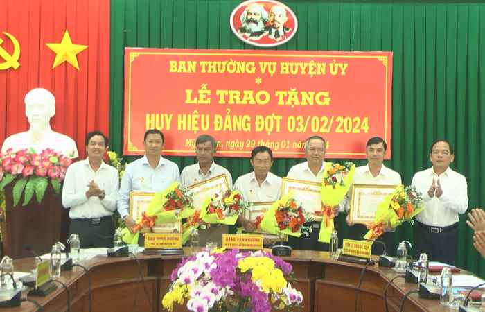 Huyện ủy Mỹ Xuyên trao Huy hiệu Đảng đợt 3-2
 