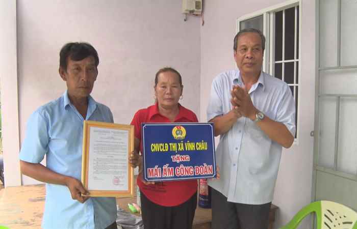 Vĩnh Châu: LĐLĐ thị xã bàn giao nhà "Mái ấm Công đoàn"