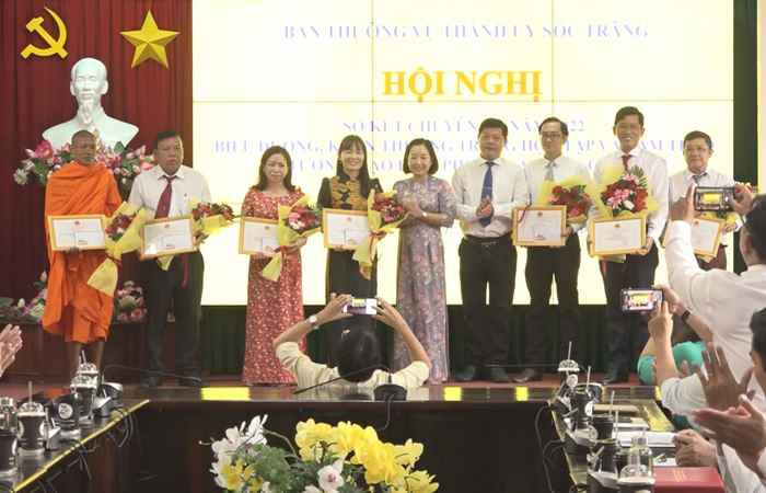 Thành ủy Sóc Trăng sơ kết chuyên đề học tập và làm theo phong cách Hồ hí Minh
