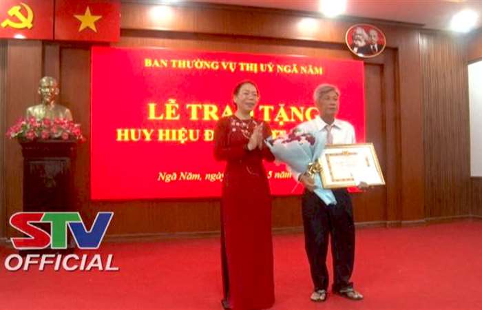 Ban Thường vụ Thị uỷ Ngã Năm trao Huy hiệu Đảng đợt 19-5