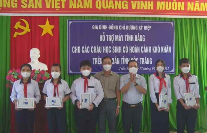 Ban Tuyên giáo Tỉnh ủy Sóc Trăng trao tặng Máy tính bảng cho học sinh huyện Trần Đề