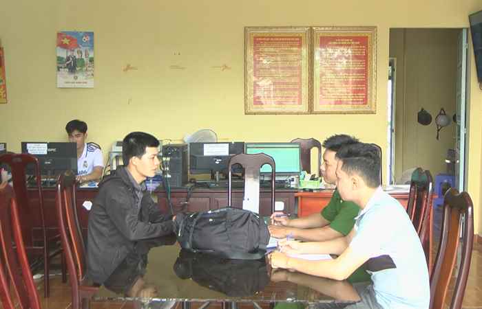 Công an huyện Mỹ Xuyên bắt 2 đối tượng phát tờ rơi cho vay trả góp