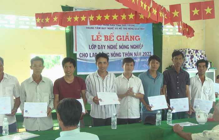 Mỹ Xuyên: Bế giảng lớp đào tạo nghề chăn nuôi bò 