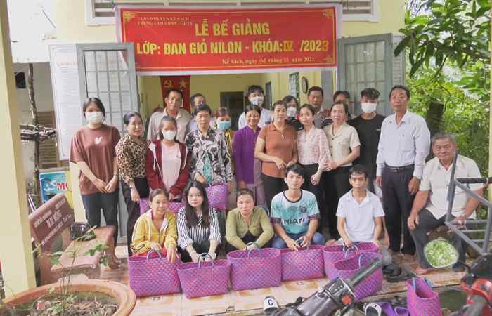 Kế Sách: Bế giảng lớp dạy nghề đan giỏ Nilon 