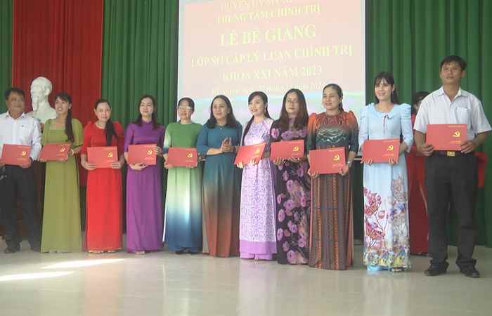 Mỹ Xuyên: Bế giảng lớp Sơ cấp Lý luận chính trị khóa XXI năm 2023