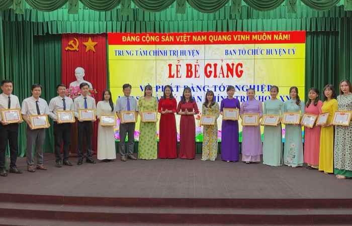 Mỹ Tú: Bế giảng lớp Sơ cấp lý luận chính trị khóa 21 năm 2023