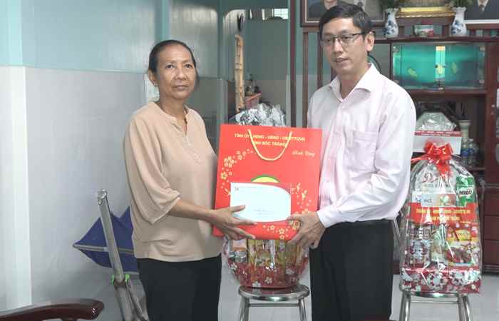 Bí thư Thành ủy Sóc Trăng thăm, tặng quà cán bộ hưu trí nhân Lễ Đôlta năm 2024