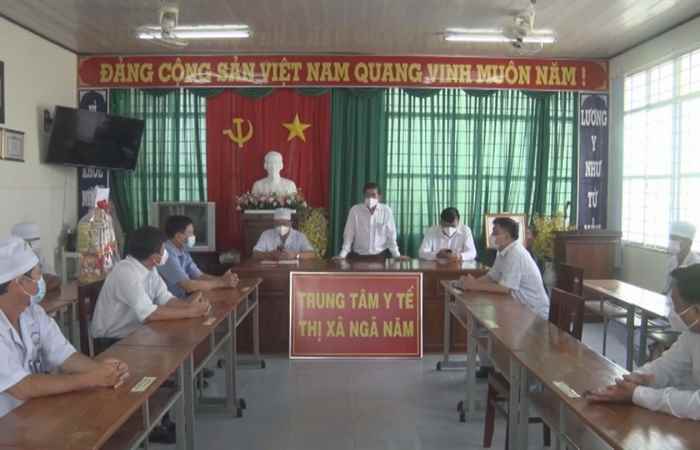 Bí thư Thị ủy chúc Tết Công an và Trung tâm Y tế thị xã Ngã Năm 