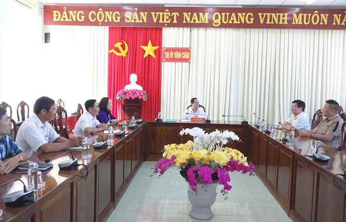 Lãnh đạo TX. Vĩnh Châu làm việc với Công ty TNHH Hùng Ban - Khu Công nghiệp Hòa Hiệp, tỉnh Phú Yên 