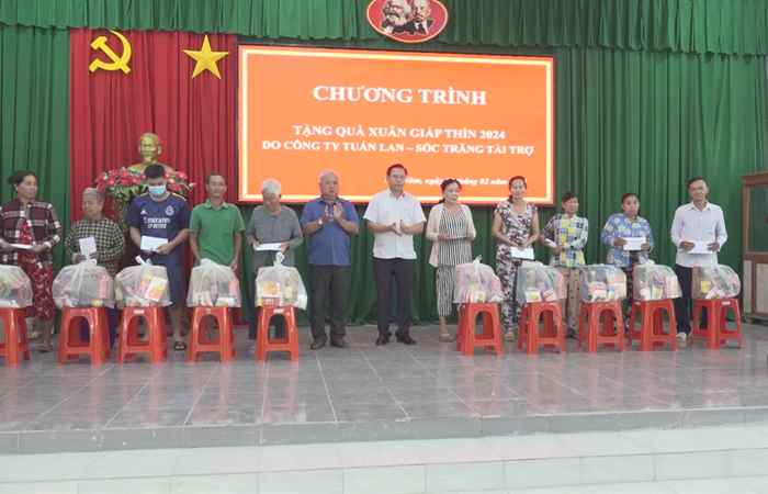 Ngã Năm: Bí thư Thị ủy tặng quà Tết cho hộ nghèo phường 1