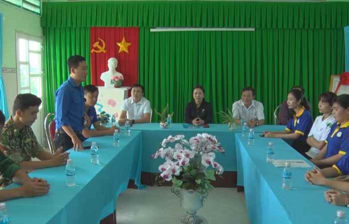 Trần Đề: Tỉnh đoàn Sóc Trăng thăm, tặng quà Thanh niên tình nguyện  