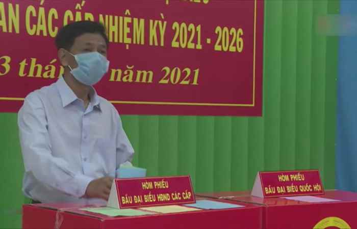 Bí thư tỉnh ủy - Chủ tịch hội đồng nhân dân tỉnh tham gia bỏ phiếu tại tổ bầu cử số 10, khóm 6, phường 9, thành phố Sóc Trăng (23-05-2021)
