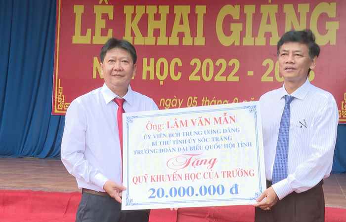 Bí thư Tỉnh ủy Sóc Trăng dự khai giảng năm học mới tại trường THPT Ngã Năm