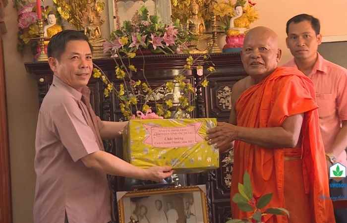Bí thư Tỉnh Ủy Sóc Trăng thăm, tặng quà bà con dân tộc Khmer dịp tết cổ truyền Chôl Chnăm Thmây năm 2017 
