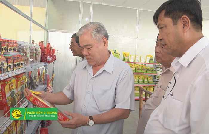 Bí thư Tỉnh ủy tham quan cửa hàng giới thiệu - liên kết - tiêu thụ sản phẩm nông nghiệp an toàn tỉnh Sóc Trăng