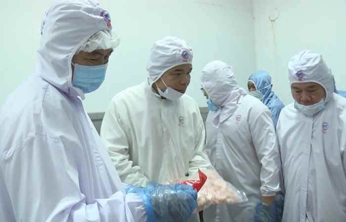 Bộ trưởng Bộ NN & PTNT Nguyễn Xuân Cường tham quan công ty chế biến thủy sản Stapimex Sóc Trăng