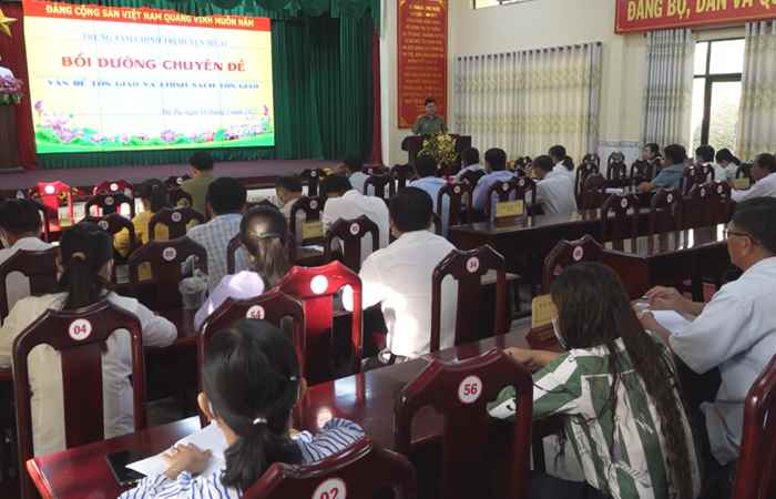 Mỹ Tú: Bồi dưỡng chuyên đề chính sách Tôn giáo  