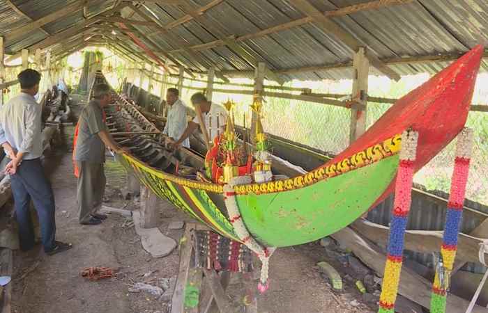 Các đội ghe Ngo huyện Long Phú chuẩn bị cho cuộc tranh tài sắp tới 07-10-2017