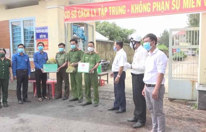Các Hội đoàn thể thị xã Ngã Năm thăm và tặng quà tại chốt kiểm soát dịch Covid-19