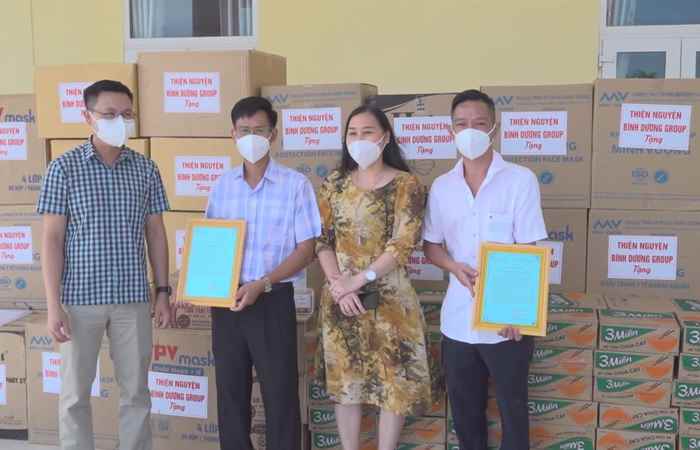 Câu lạc bộ Thiện nguyện Bình Dương Group trao tặng vật tư y tế cho huyện Trần Đề