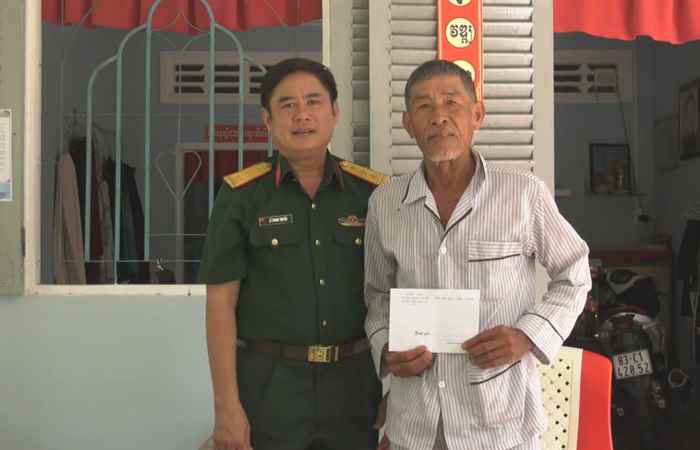 Huyện Châu Thành thăm, tặng quà cho gia đình chính sách