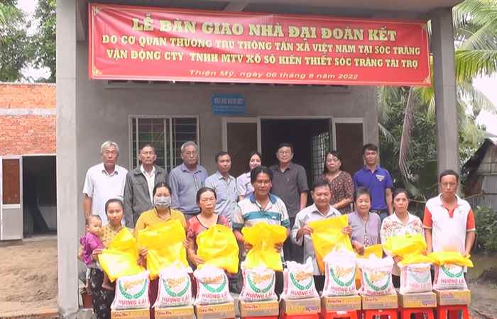 Châu Thành: Trao nhà Đại đoàn kết cho hộ nghèo