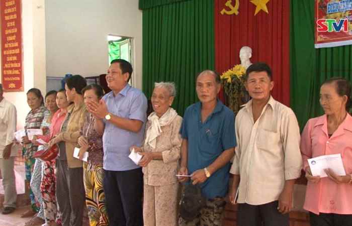 Chủ tịch UBMTTQ Việt Nam Sóc Trăng trao quà Tết ở huyện Mỹ Xuyên