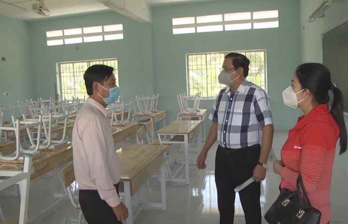 Huyện Cù Lao Dung kiểm tra công tác chuẩn bị đón học sinh trở lại trường học 