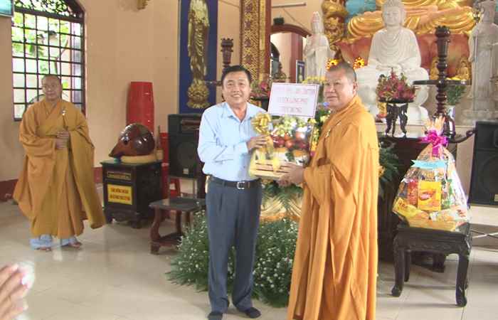 Chủ tịch UBND huyện Long Phú thăm chùa Hải Long Phước