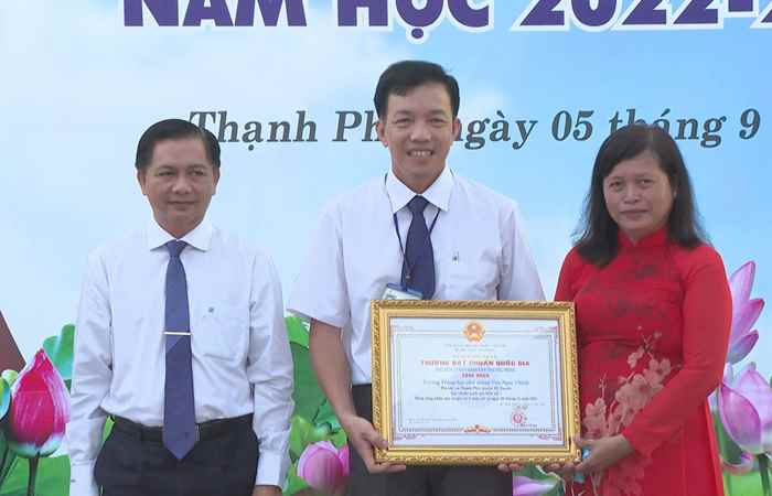 Chủ tịch tỉnh Sóc Trăng dự khai giảng năm học mới tại trường THPT Văn Ngọc Chính 
