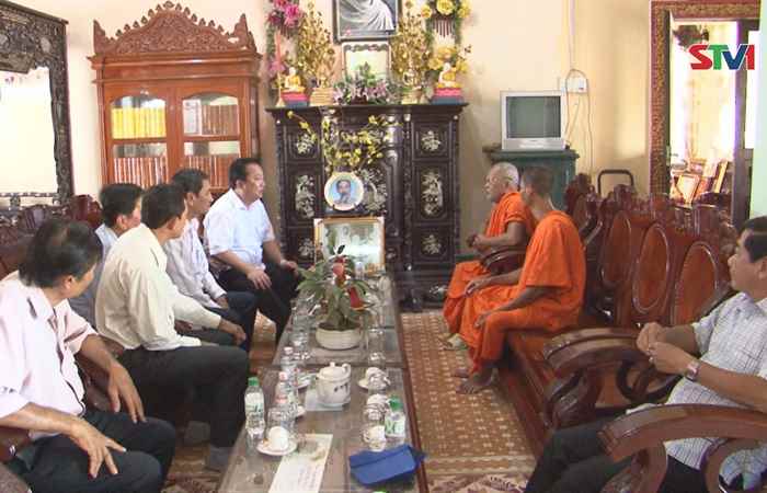 Chủ tịch UBND tỉnh Sóc Trăng thăm, tặng quà dịp tết cổ truyền đồng bào dân tộc Khmer