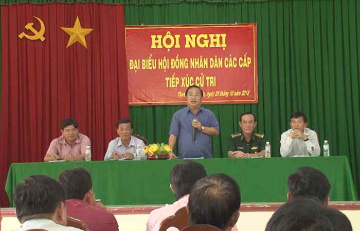 Chủ tịch UBND tỉnh Trần Văn Chuyện cùng đại biểu HĐND tỉnh tiếp xúc cử tri tại xã Thạnh Thới Thuận, Thạnh Thới An huyện Trần Đề.
