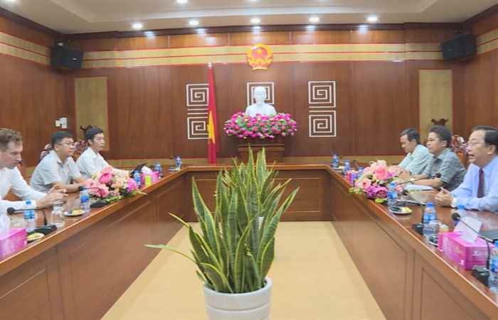 Chủ tịch UBND tỉnh Trần Văn Chuyện tiếp nhà đầu tư Hàn Quốc