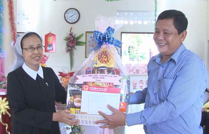 Chủ tịch Ủy ban MTTQ Việt Nam Sóc Trăng chúc mừng Lễ Giáng sinh tại Họ đạo Sóc Trăng 