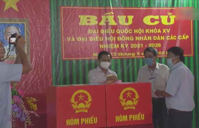 Chủ tịch Ủy ban nhân dân tỉnh tham gia bỏ phiếu tại tổ bầu cử số 15, đơn vị bầu cử số 7 đường Trần Hưng Đạo, khóm 8 , phường 3, thành phố Sóc Trăng (23-05-2021)