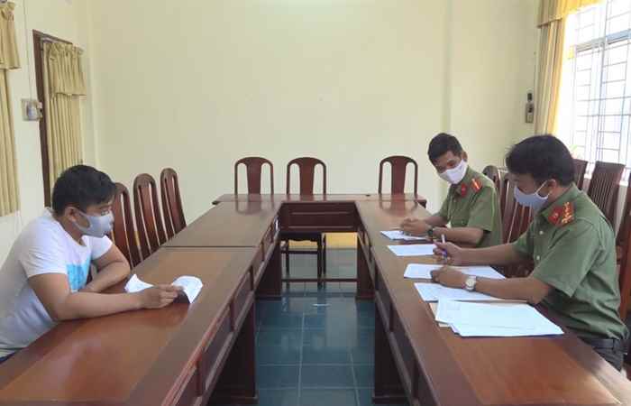 Công an huyện Mỹ Xuyên trao Quyết định xử phạt đối tượng thông tin gây hoang mang về cách ly phòng, chống dịch bệnh Covid-19