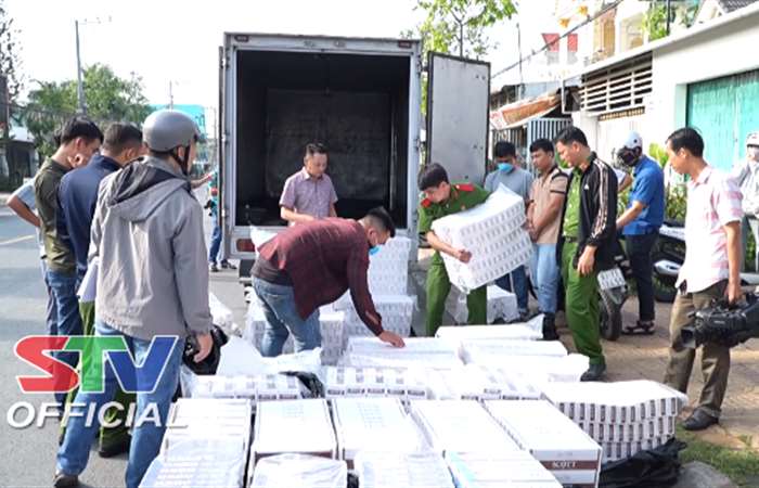 Công an Sóc Trăng bắt quả tang đối tượng vận chuyển 25.000 bao thuốc lá điếu nhập lậu